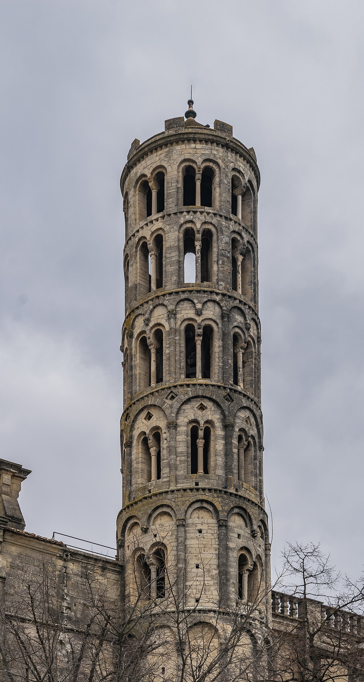 Tour Fenestrelle — clocher roman cylindrique, symbole d'Uzès