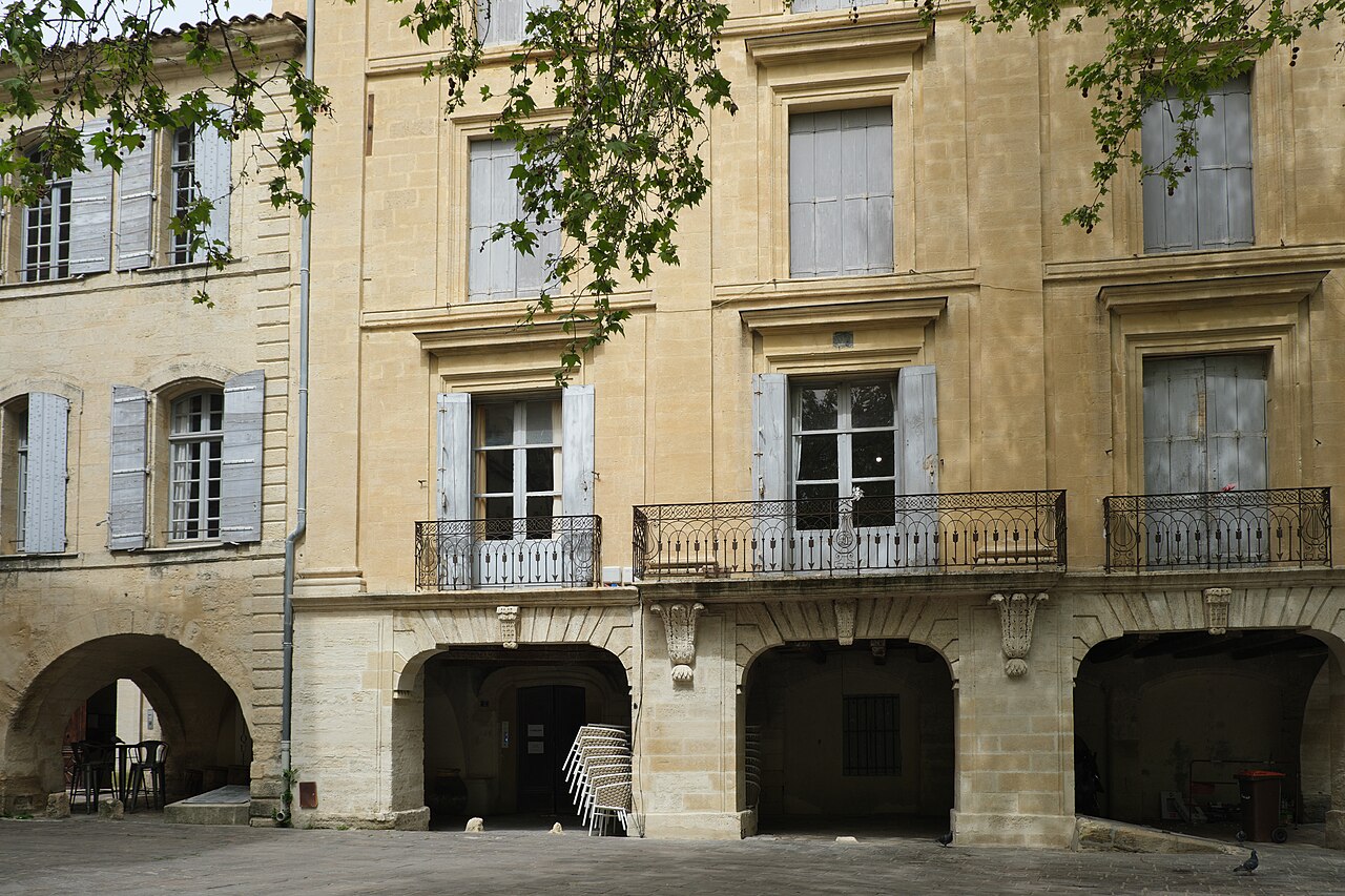 Place aux Herbes — arcades médiévales et terrasses de café