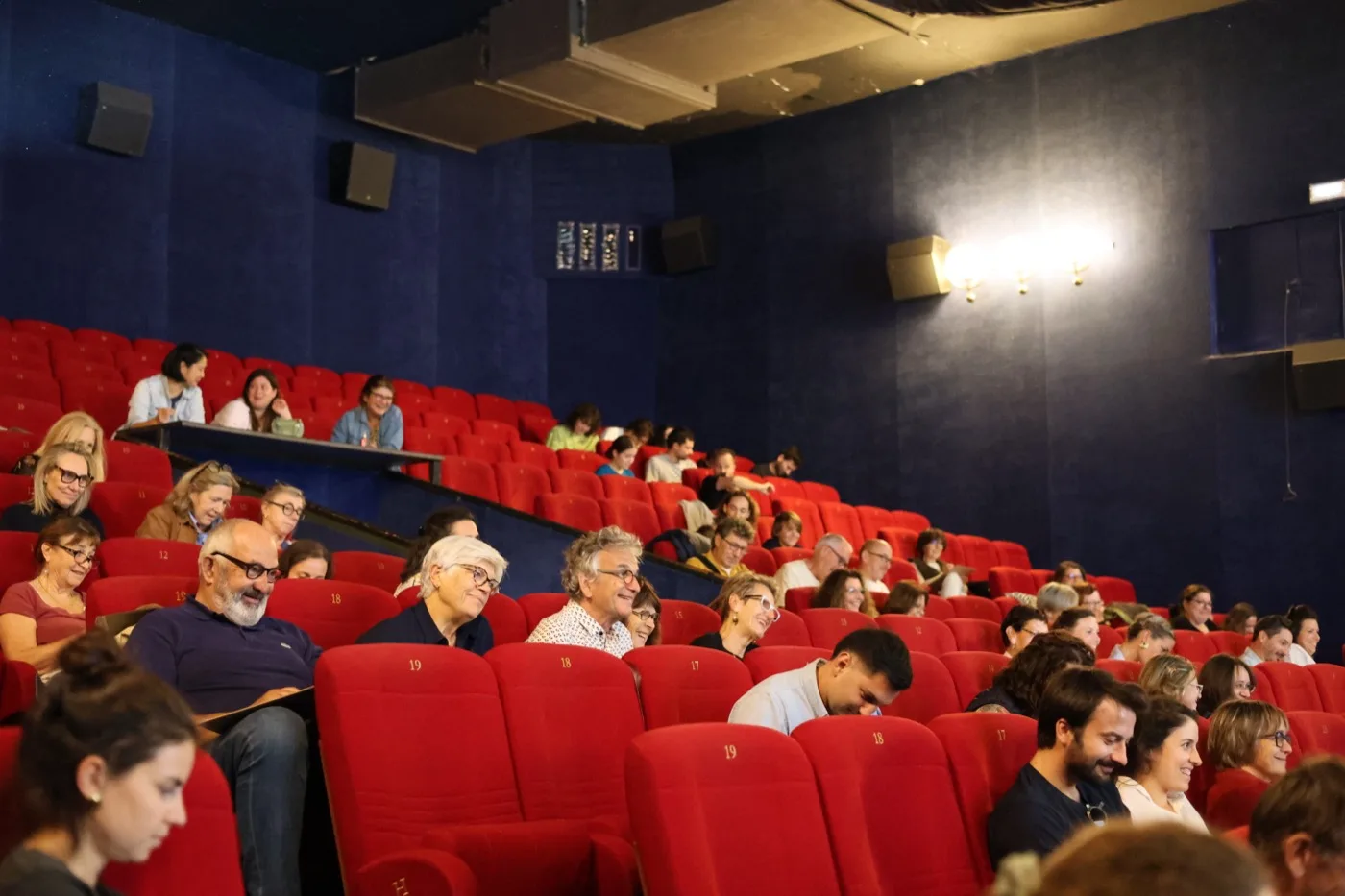 Le public installé dans les fauteuils rouges du cinéma Le Capitole avant une séance du festival