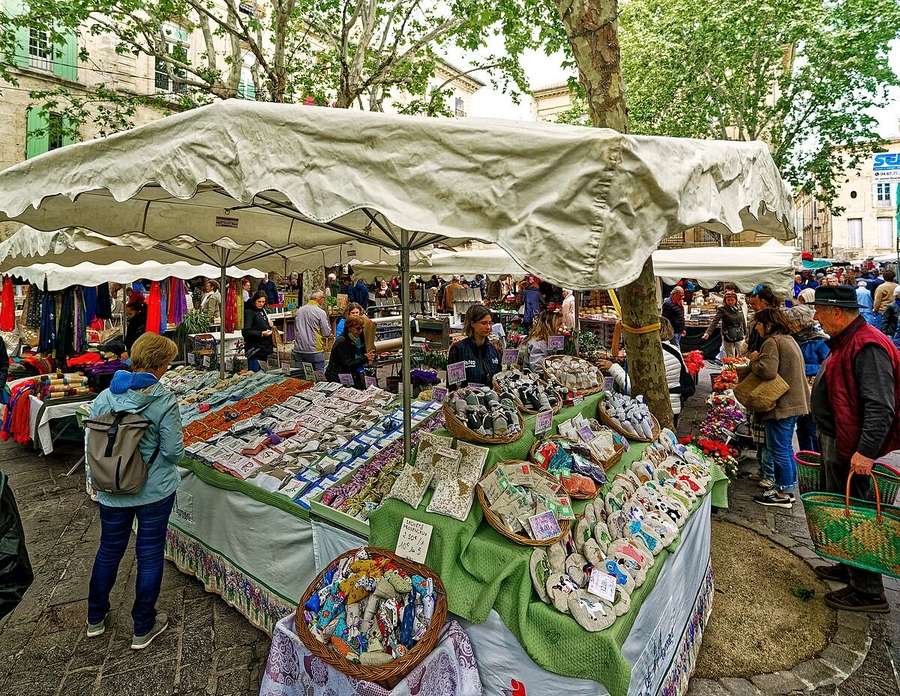 Arcades de la Place aux Herbes — ambiance marché d'Uzès