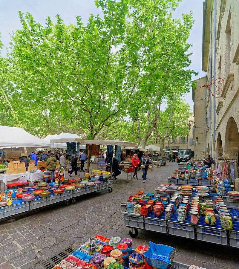 Les étals du marché du samedi à Uzès