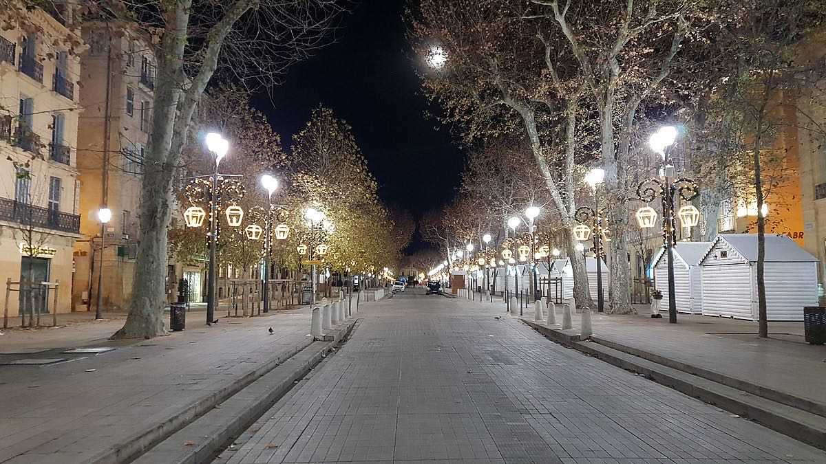 Marché de Noël à Uzès — ambiance féerique sous les arcades