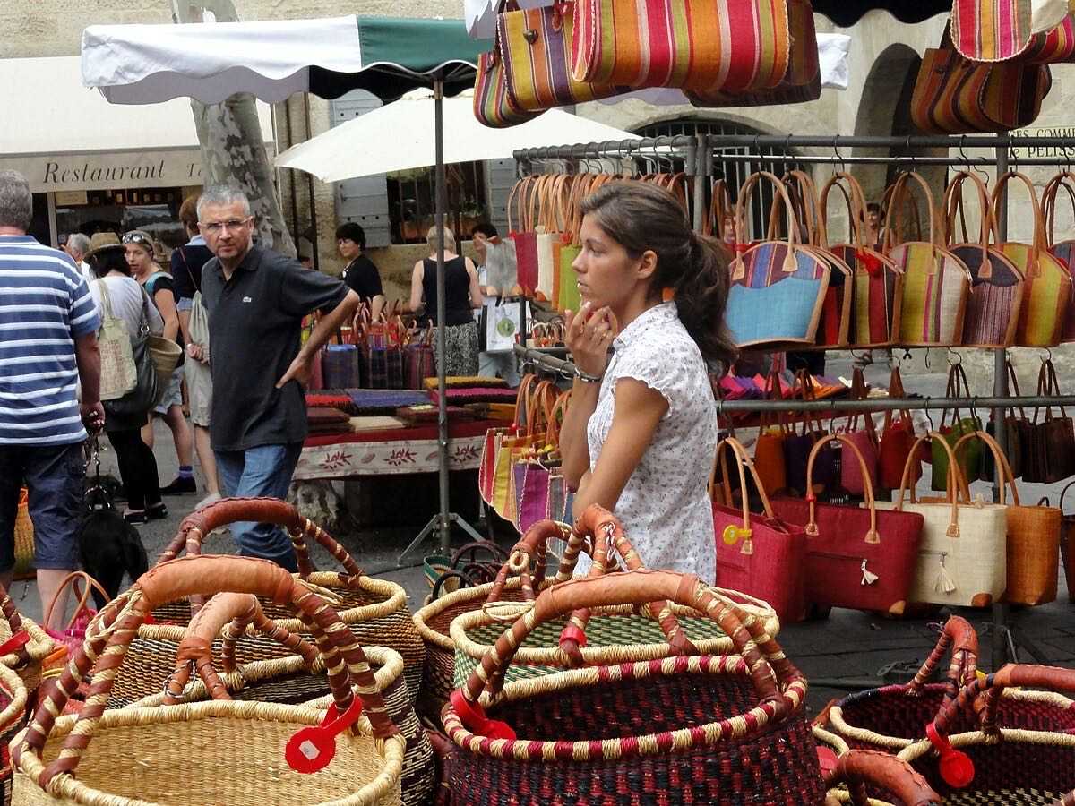 Potier au travail — marché potier d'Uzès