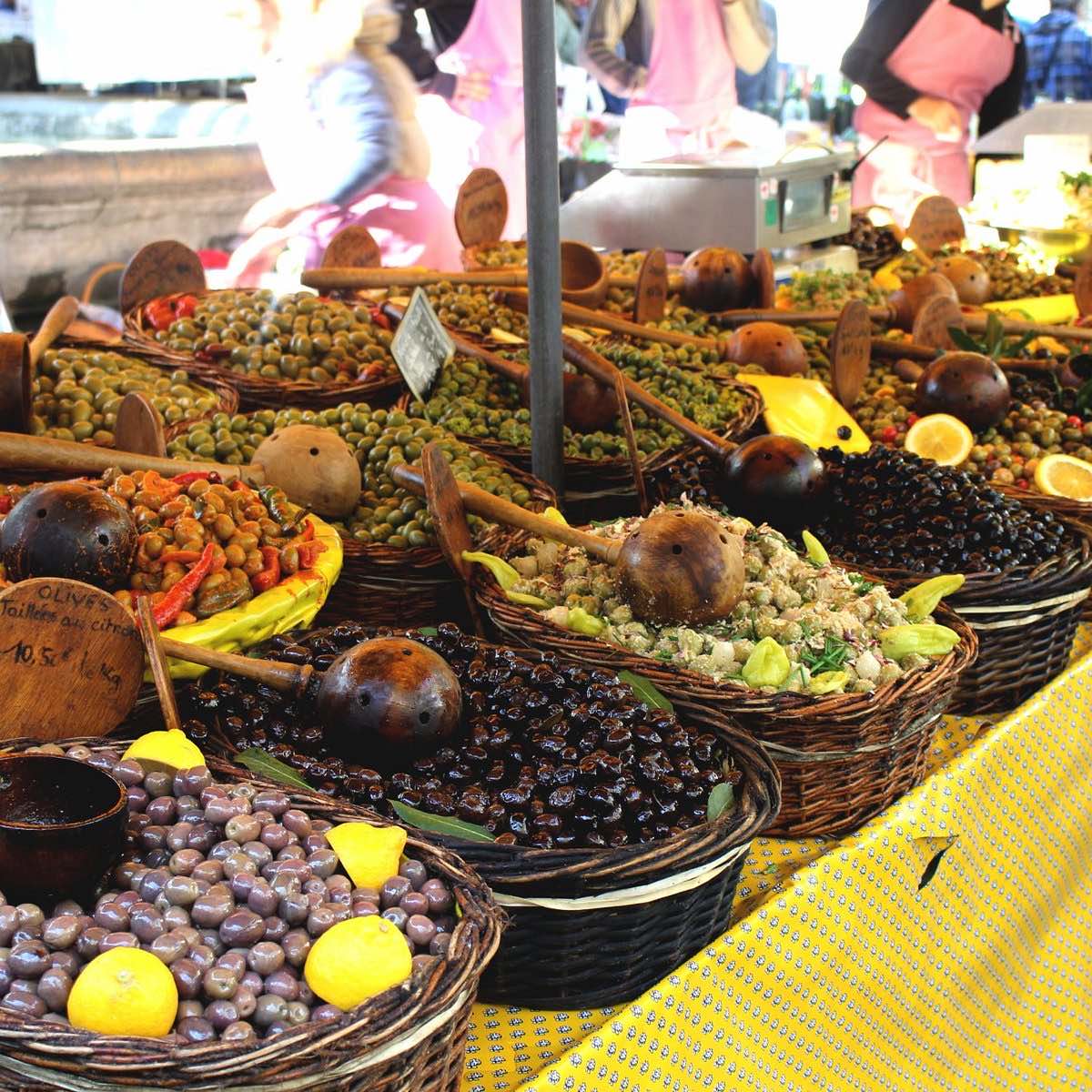 Paniers d'olives et de tapenades sur un étal du marché d'Uzès