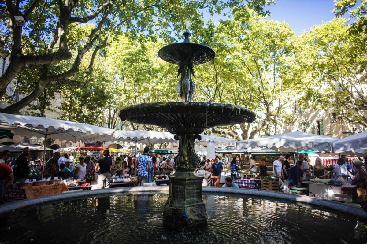 Place aux Herbes — marché du samedi d'Uzès sous les arcades