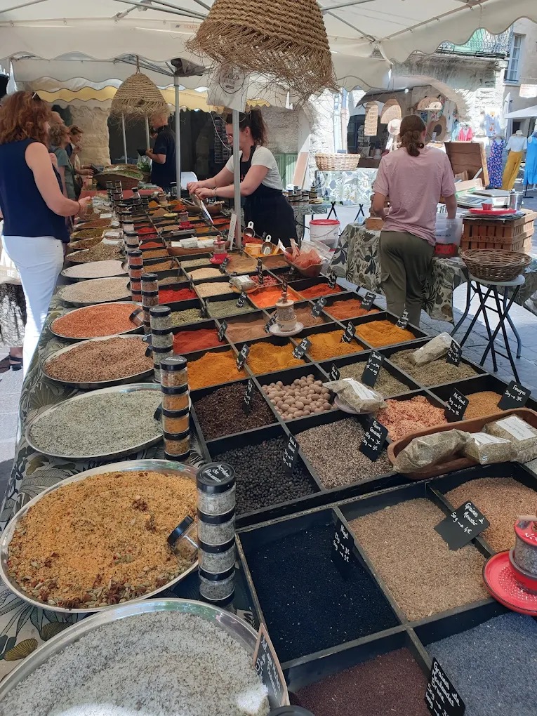 Ambiance du marché provençal d'Uzès