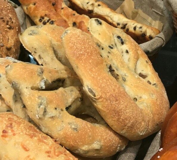 Fougasse aux olives — pain plat provençal croustillant