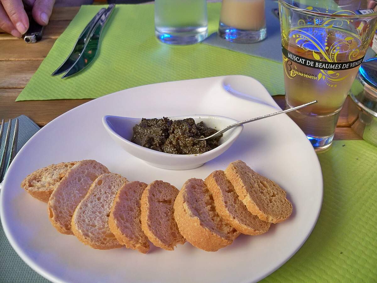 Tapenade provençale dans un mortier