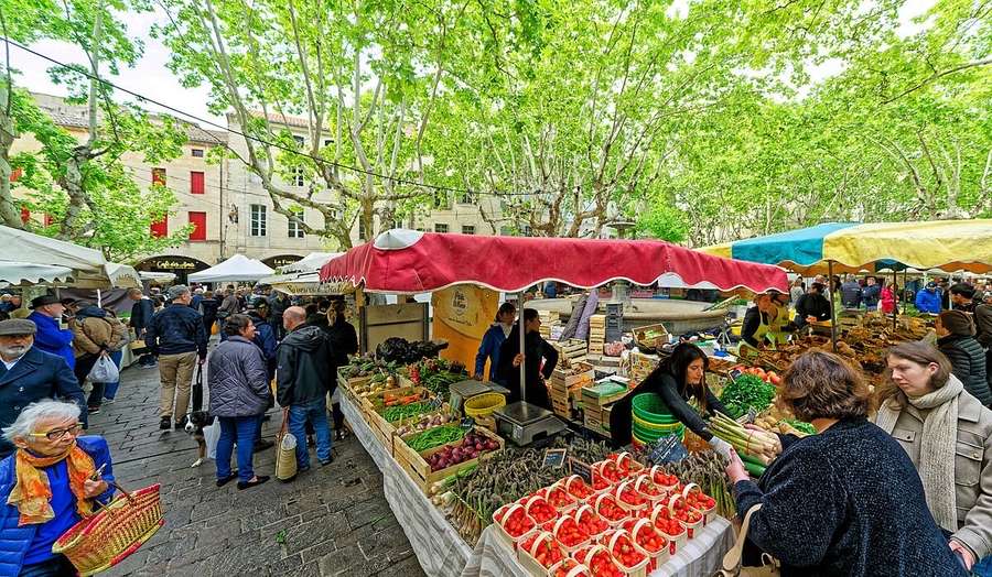 Le marché d'Uzès en été — étals colorés de fruits et légumes