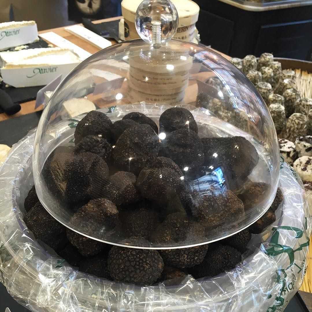 Le marché d'Uzès en hiver — truffes et produits de saison