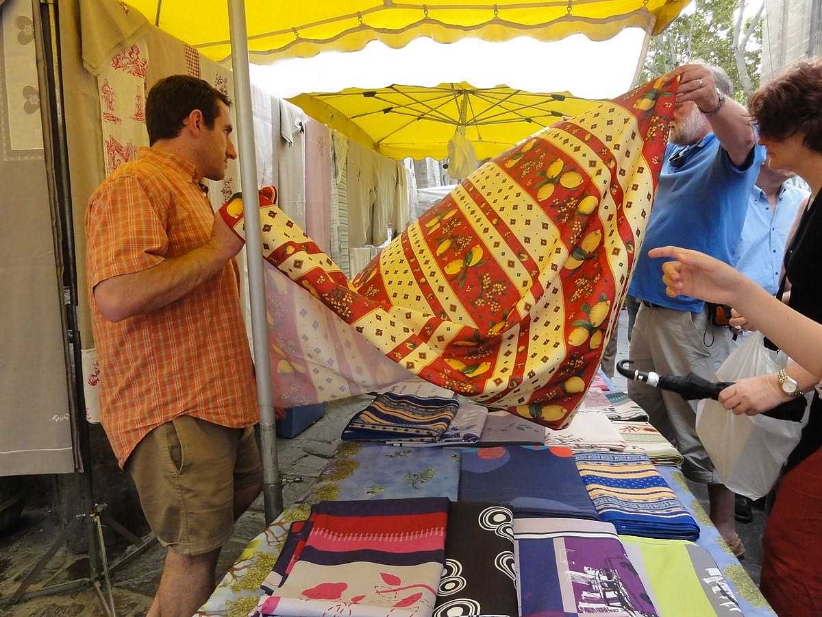 Stands de vêtements et textile sur le Boulevard Charles Gide