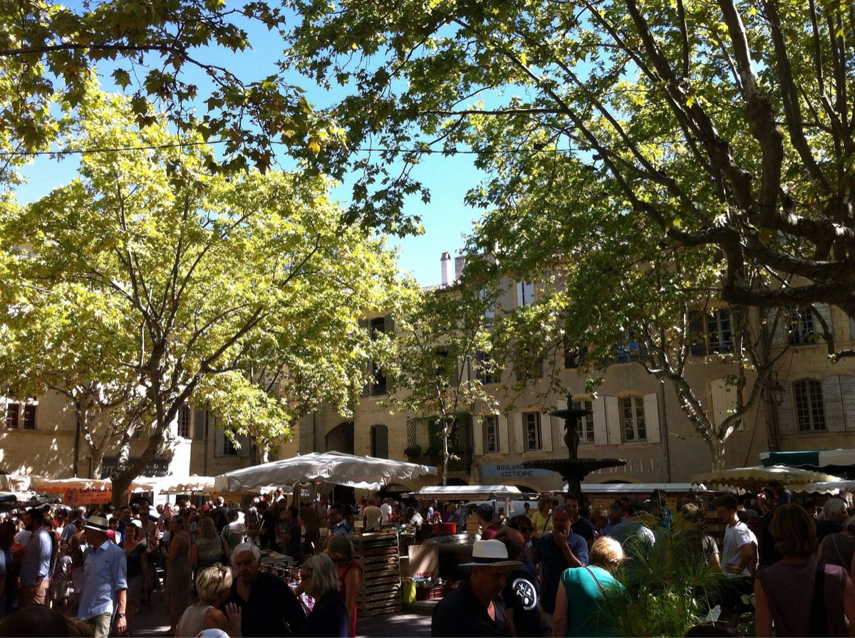 Étals alimentaires sous les arcades de la Place aux Herbes