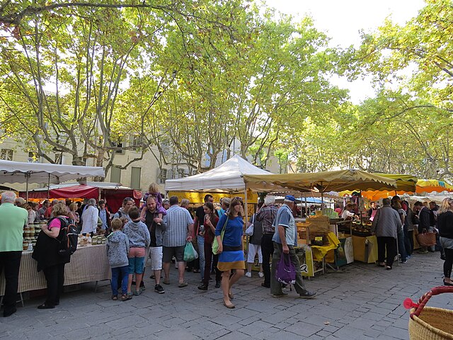 Artisanat et poteries provençales dans les ruelles du marché