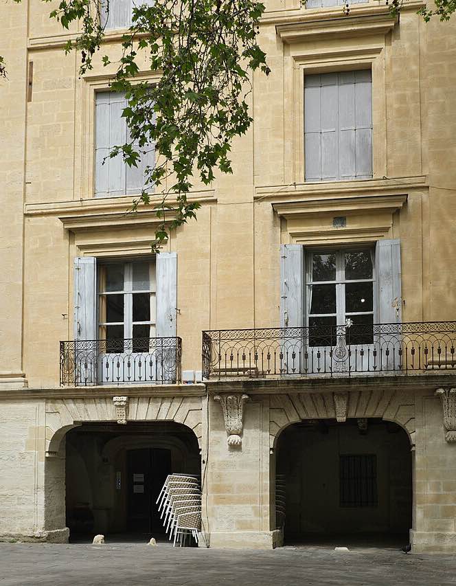 Les arcades de la place aux Herbes à Uzès, où s'installent les terrasses des restaurants