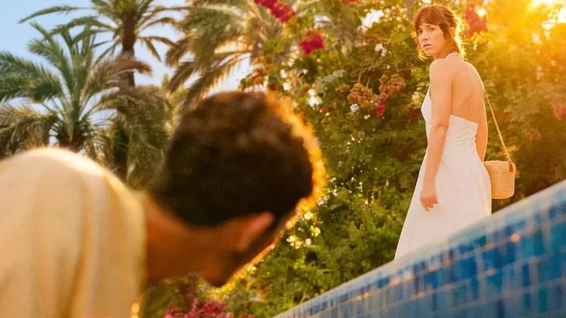 Derrière les palmiers